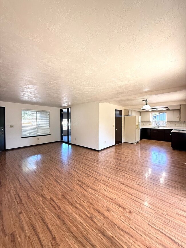 Building Photo - Well Maintained 2 Bed, 2 Bath Home in White City