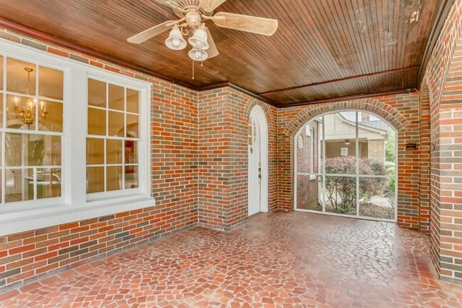 Building Photo - 1009 Myrtlewood Drive