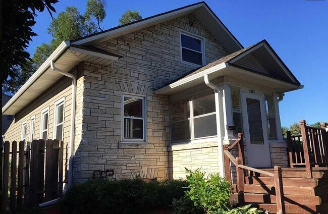 Building Photo - 4827 Poppleton Ave