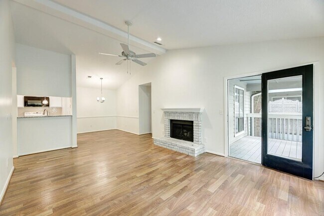 Foto del edificio - 529 Warm Springs Cir