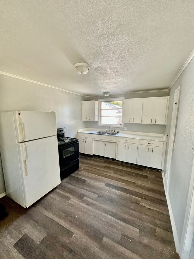 Building Photo - Cute 2BR/1BA Zephyrhills Duplex NO APPLICATION FEE!