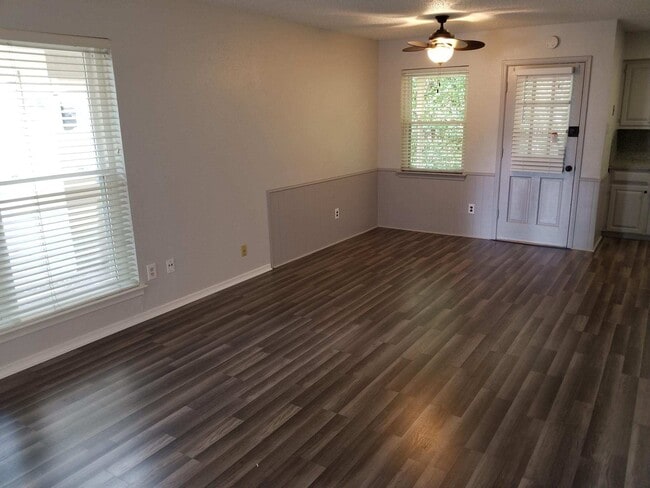 Building Photo - 2430 Lakeview Cir