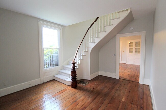 Building Photo - Charming 3 bedroom, 2 bath Historic Downto...