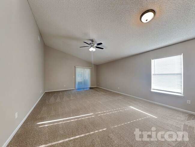 Foto del edificio - 4231 Hanging Moss Dr