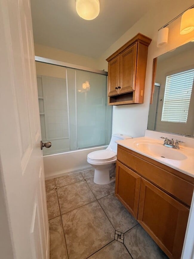 Foto del edificio - Eastlake Vistas condo available now