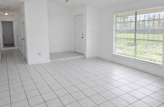 Foto del edificio - 5815 Village Forest Ct