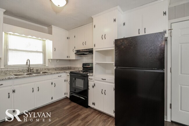 Foto del edificio - Come view this cute 2BR 1BA brick home