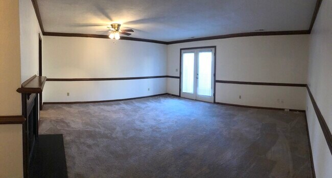 Building Photo - SPACIOUS TOWNHOME IN CENTRAL LOCATION