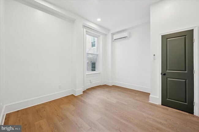 Building Photo - 1637 W Girard Ave