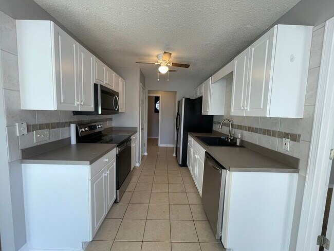 Foto del edificio - 219 Lustan Dr