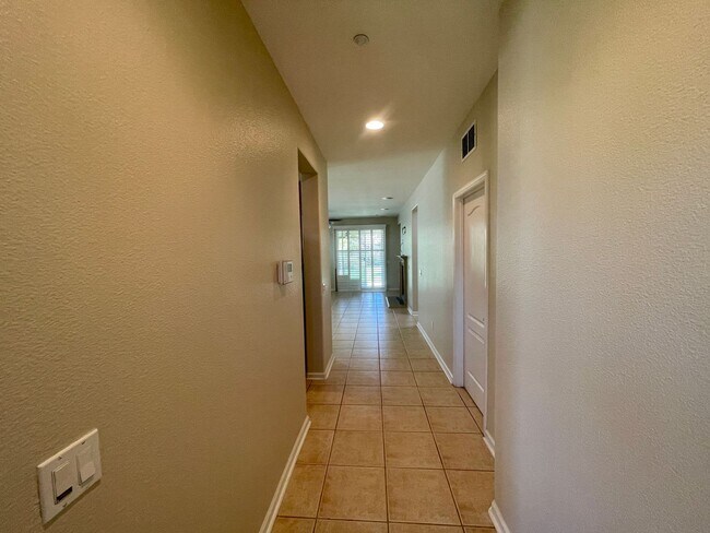 Foto del edificio - Rent Ready Home in Summerset at Brentwood.