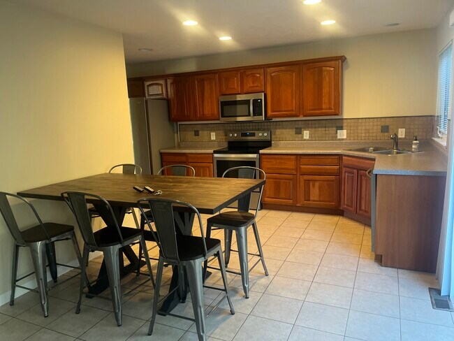 Building Photo - 402 Village Pl