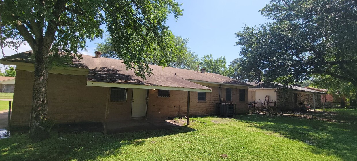 Building Photo - Gorgeous 3 bedroom/1.5 bath home with cove...