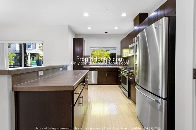 Building Photo - 610 NE Garswood Ln