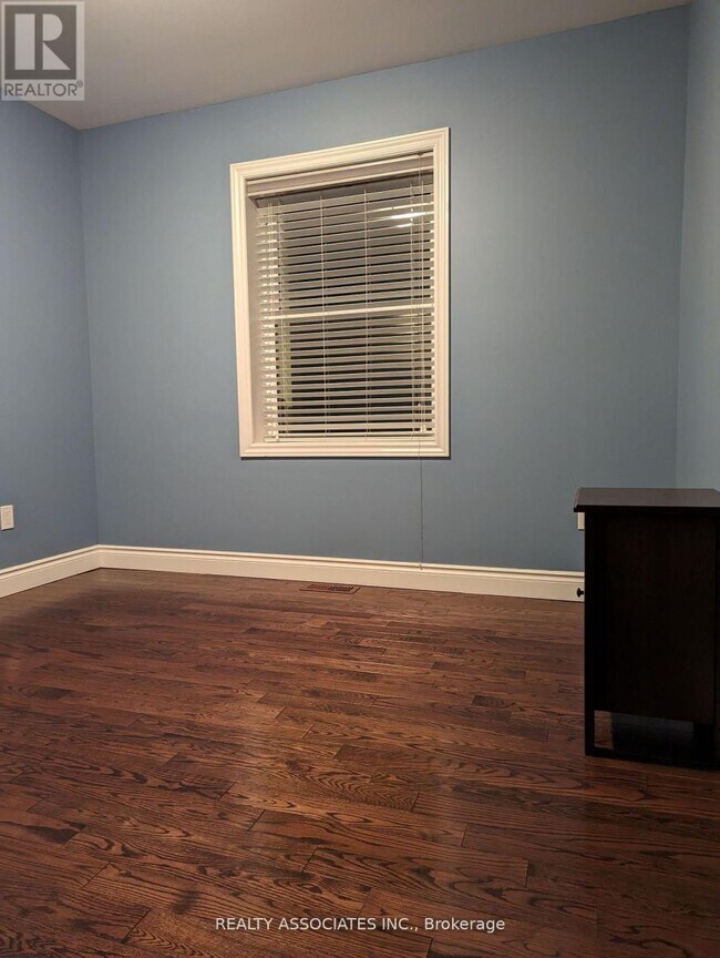 Photo du bâtiment - 1315 Crossfield Bend