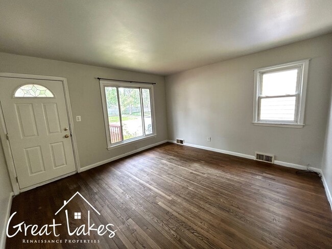 Building Photo - Charming 3 Bedroom 1 Bathroom now availabl...