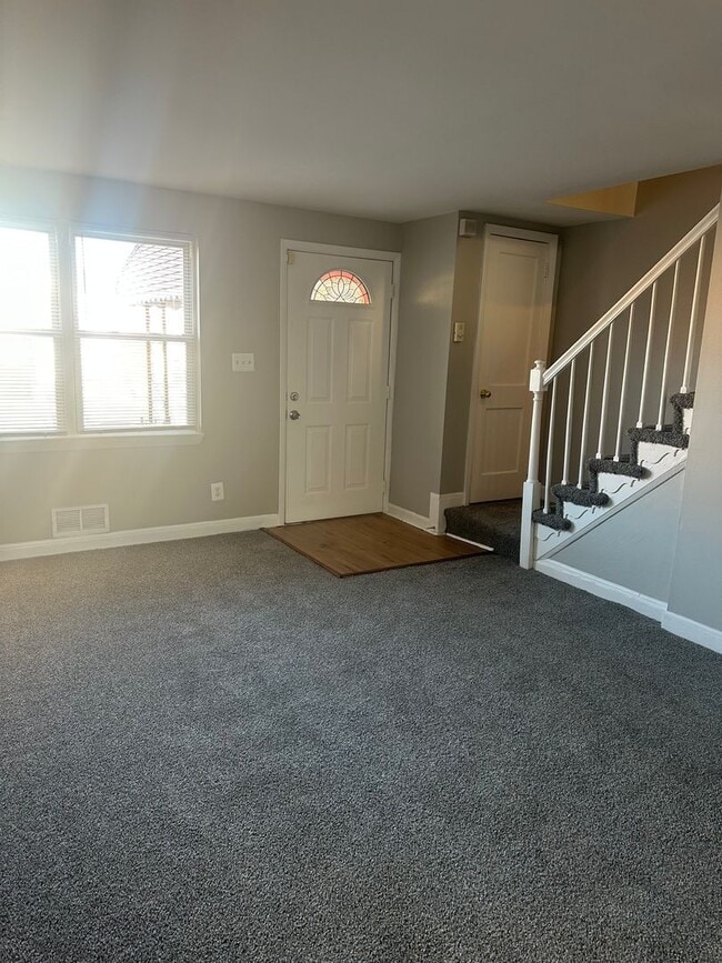 Building Photo - Beautiful 3 bedroom, 1 1/2 bath home in We...
