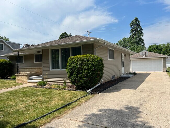 Private driveway and 2 car garage - 848 E Lindbergh St