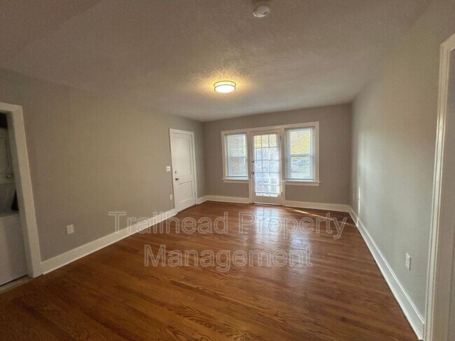 Building Photo - 5049 Wyandotte St