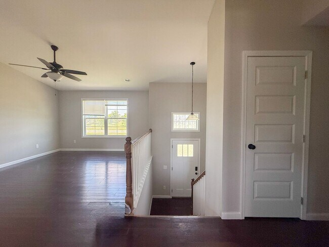 Foto del edificio - Spacious 3-Bedroom Split-Level Home with Bonus Space & Large Yard