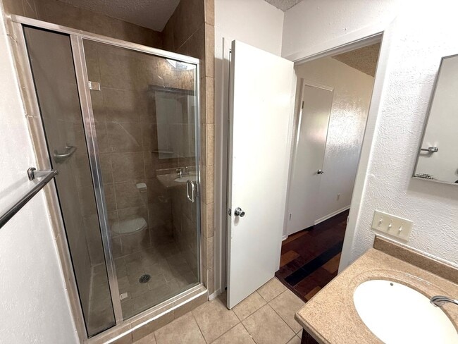 Building Photo - AVAILABLE NOW!!! Charming 3-bedroom, 2-bathroom home in Lancaster