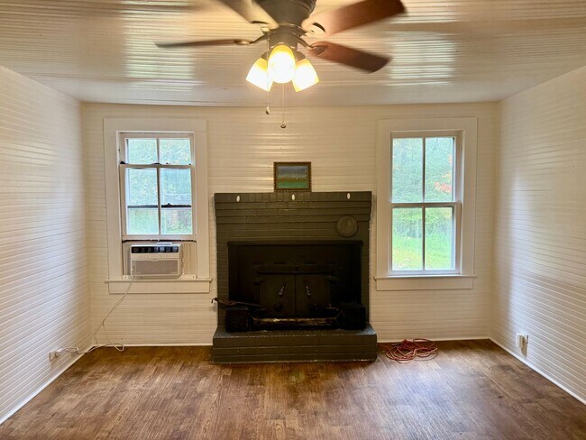 Foto del edificio - Three bedroom, 1 bath house in Western Ala...