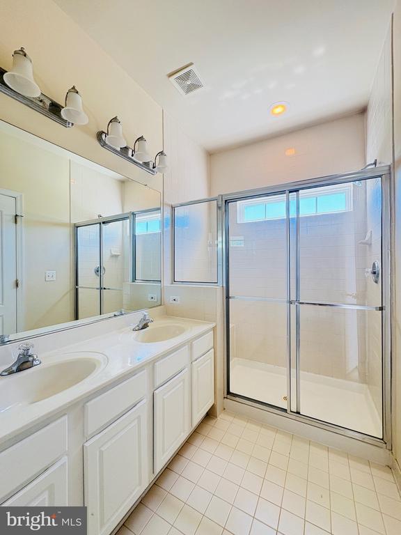 Building Photo - 4651 Carisbrooke Ln
