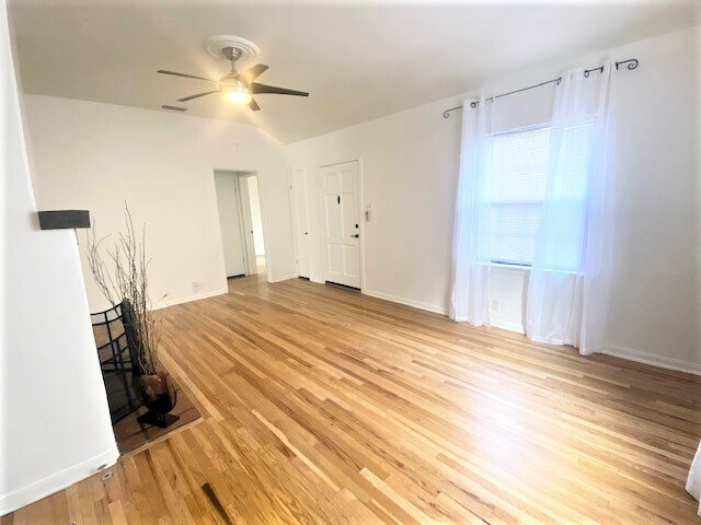 Sala de estar - 14832 Hartsook St
