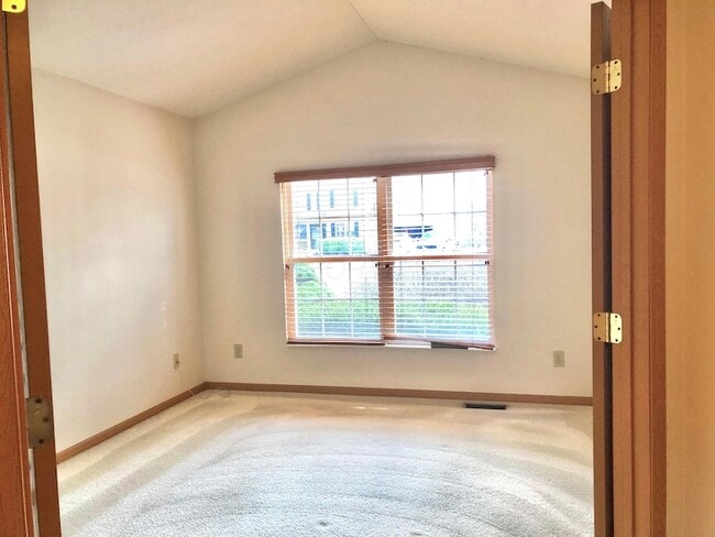 Building Photo - 2090 Parklawn Dr