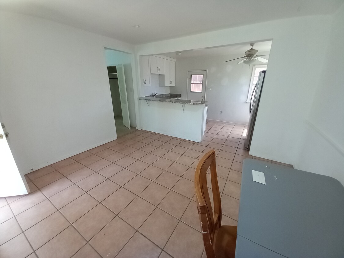 Entry/Dining Area - 12516 Short Ave