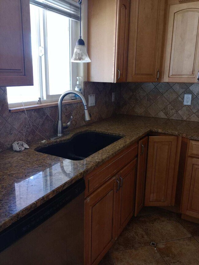 Building Photo - Three Bedroom on Armory