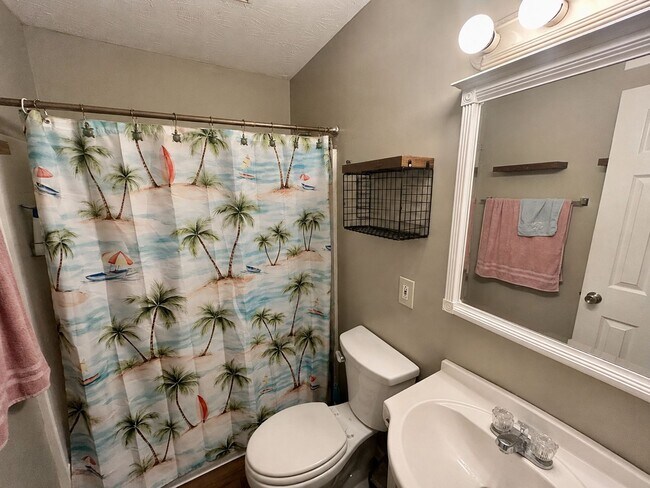 Building Photo - 643 Golfview Dr