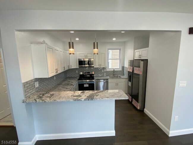 Building Photo - 41 Hinsdale Pl