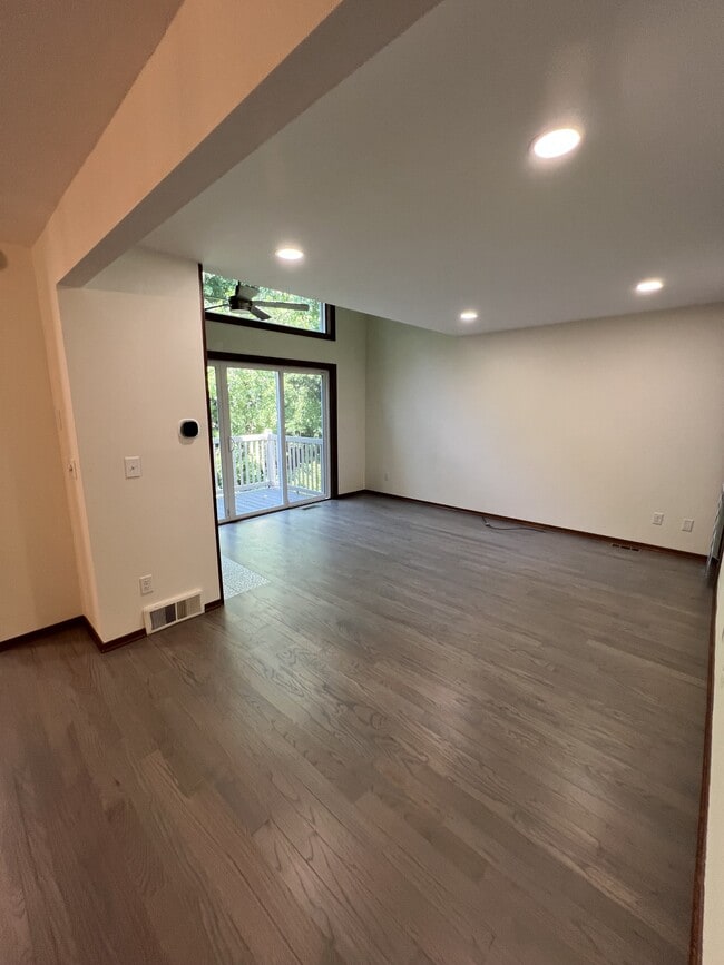 Building Photo - 3633 E Meadows Ct