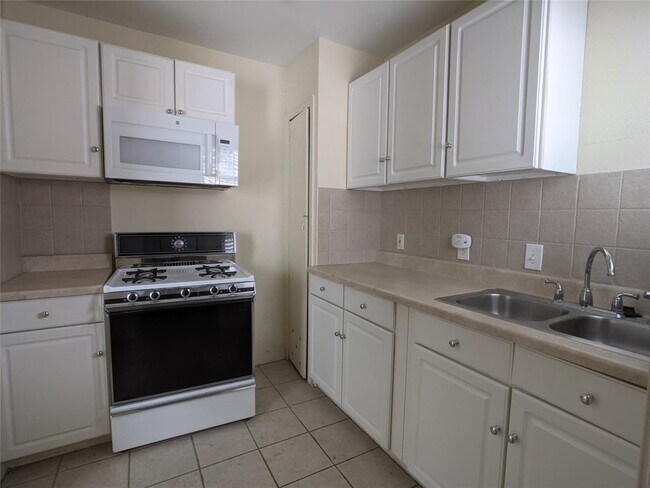 Foto del edificio - 3421 Westminster Ave