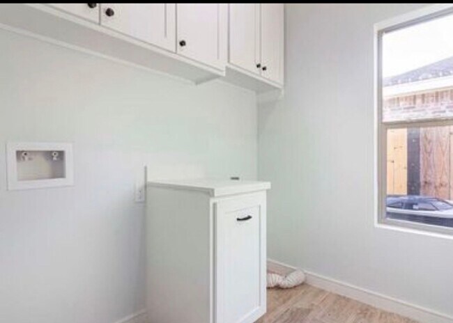 Building Photo - Charming 4B 3B  House in Los Fresnos