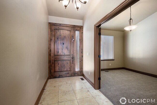 Building Photo - Gorgeous Home in Amazing Location!
