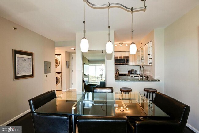 Foto del edificio - 10th Floor Condo at The Chase in Downtown ...