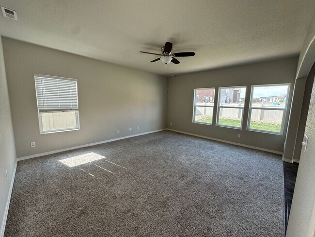 Foto del edificio - Super Spacious Home with Loft, 3-Car Garag...