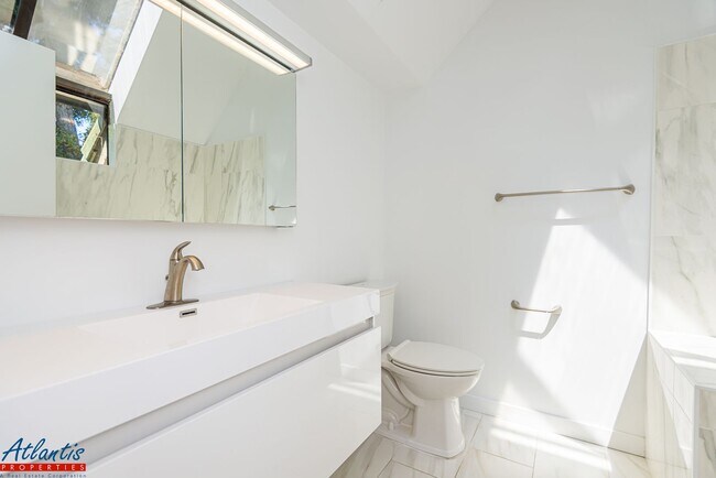 Building Photo - Beautiful Townhouse | Desirable Location