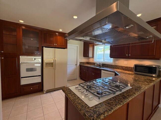 Foto del edificio - Prime Lake Lindero Leasing Opportunity!