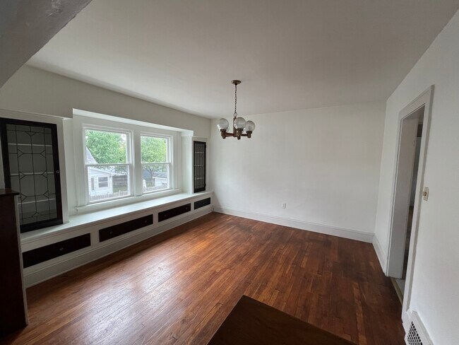 Building Photo - 2132 Clarence Ave