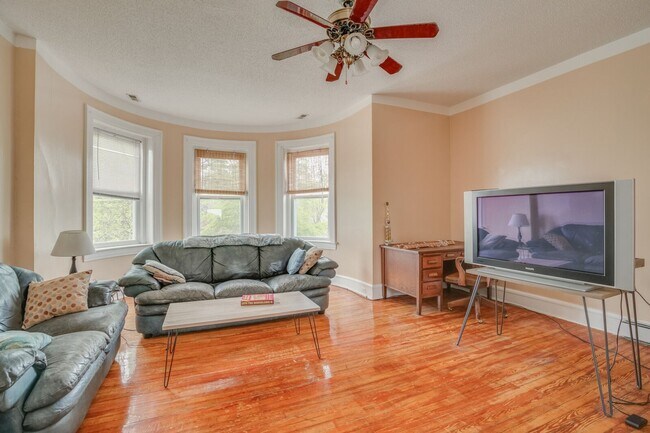 Building Photo - Newport Avenue 3901