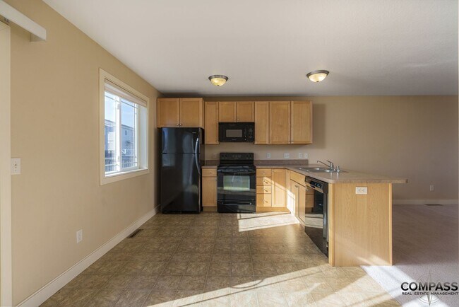 Foto del edificio - SPACIOUS TOWNHOME CONVENIENTLY LOCATED WIT...