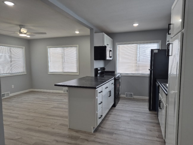 Building Photo - 314 S Rose Hill Rd