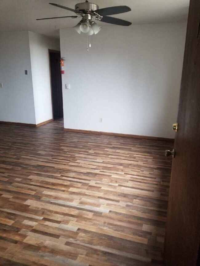 Building Photo - 1097 Oakview Dr