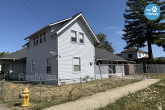 Building Photo - 748 SE Parrott St