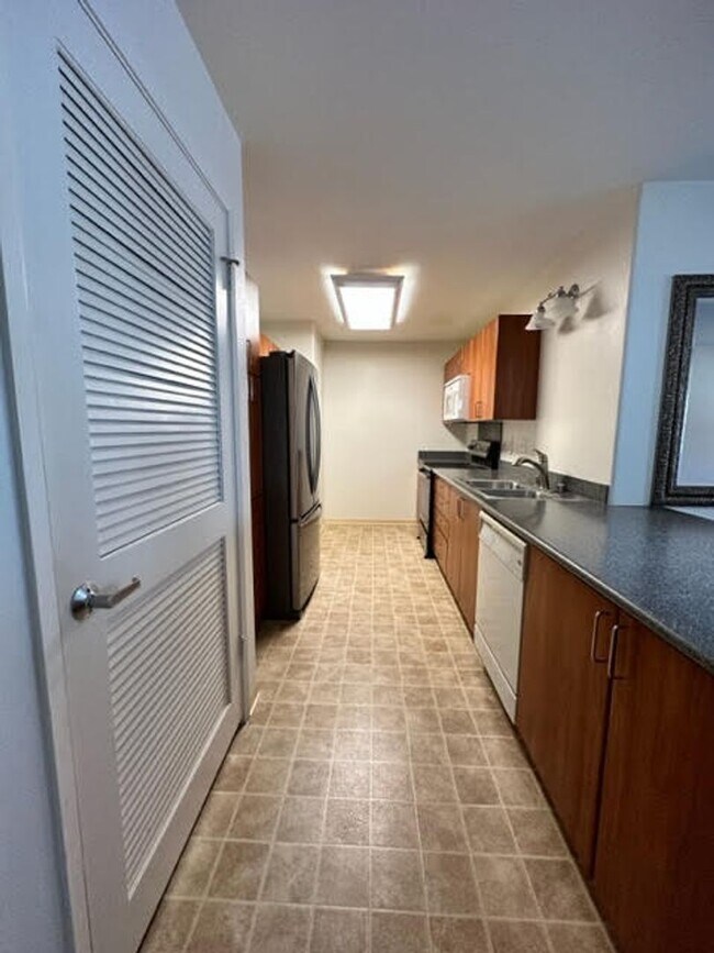 Foto del edificio - Spacious 2 bedrooms, 2 full baths with enclosed garage