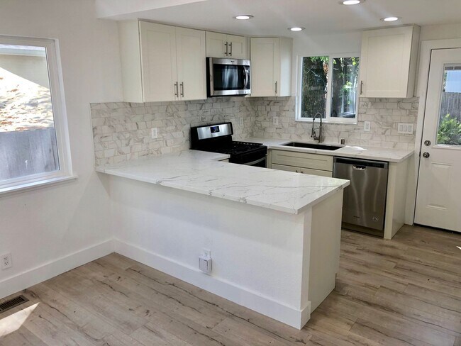 Foto del edificio - 3 Bedroom Townhome For Rent