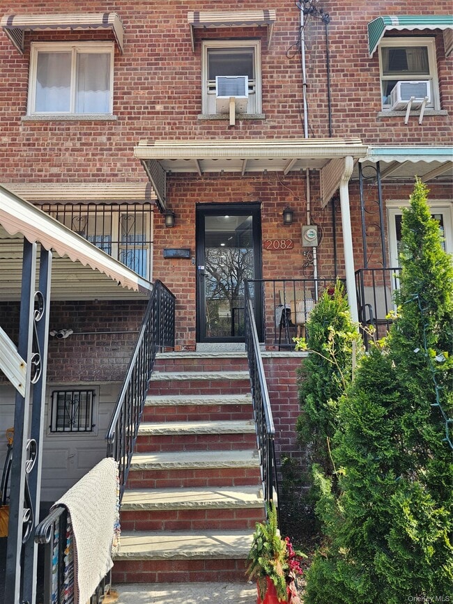 Building Photo - 2082 Pitman Ave